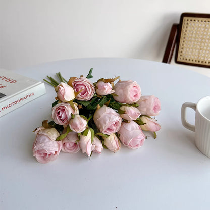 Lebensechter künstlicher Rosenstrauß