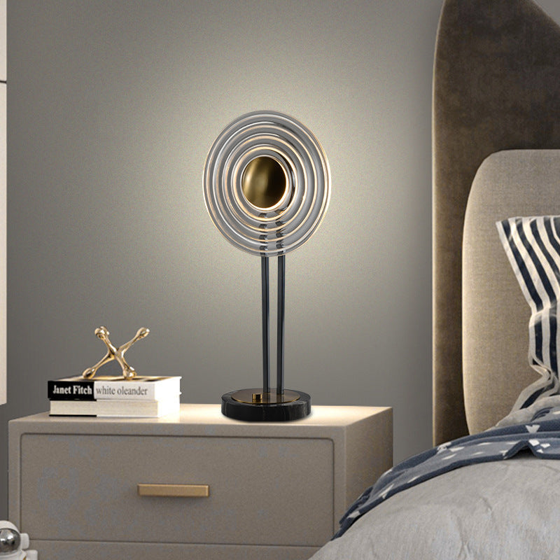 Künstlerische Tischlampe mit modernem wirbelnden Design