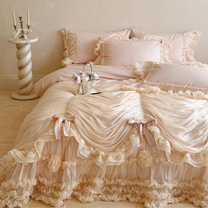 Romantische Bettwäschegarnitur mit gerafftem Chiffon-Volant und Zierkissen