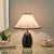 Elegante Tischlampe mit plissiertem Schirm
