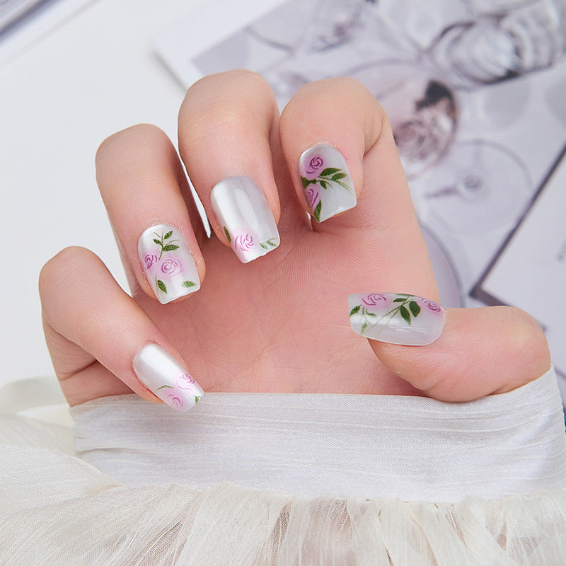 Kunstvolle Nagelverlängerungen mit floralen Akzenten Brehn