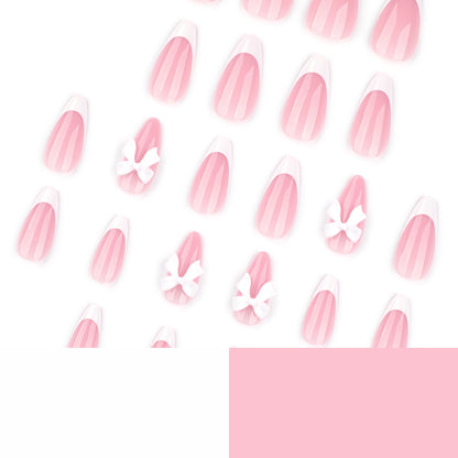 Kunstvolle Nageldesigns mit eleganten Spitzen und zarten Bogenmotiven Brehn