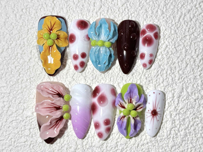Künstlerisches Press-On-Nagel-Set mit floralen und grünen Akzenten