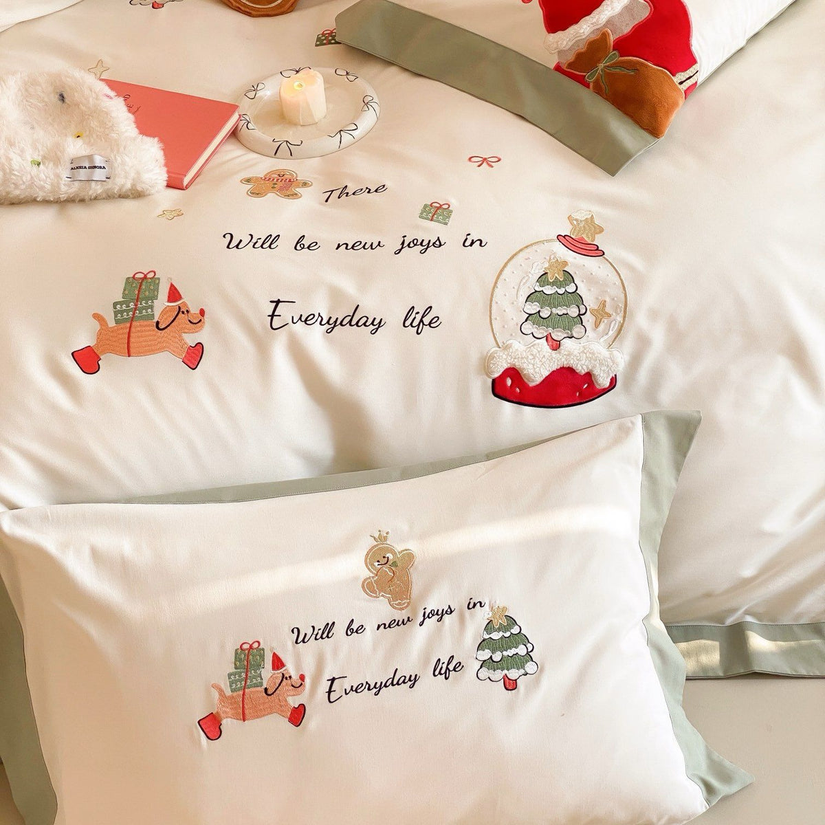 Festliche Baumwollsatin-Bettwäschegarnitur mit gestickten Weihnachtsmotiven und kontrastierter Borte