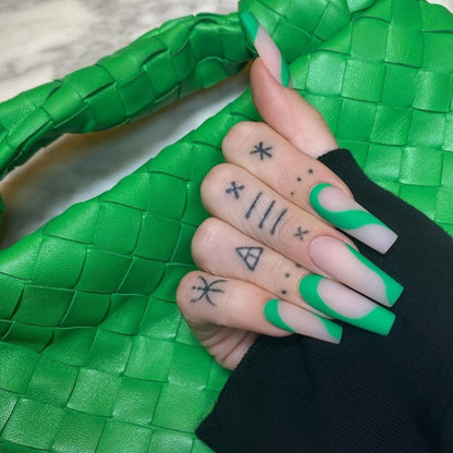 Kunstvolle Nailart mit modernem French-Tip und bunten Akzenten Brehn