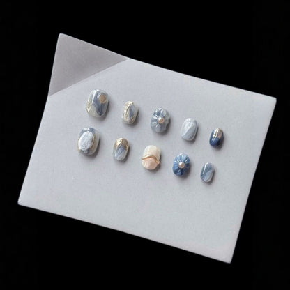 Künstlerisches Press-On Nagelkunst Set mit einzigartigen floralen und marmorierten Akzenten