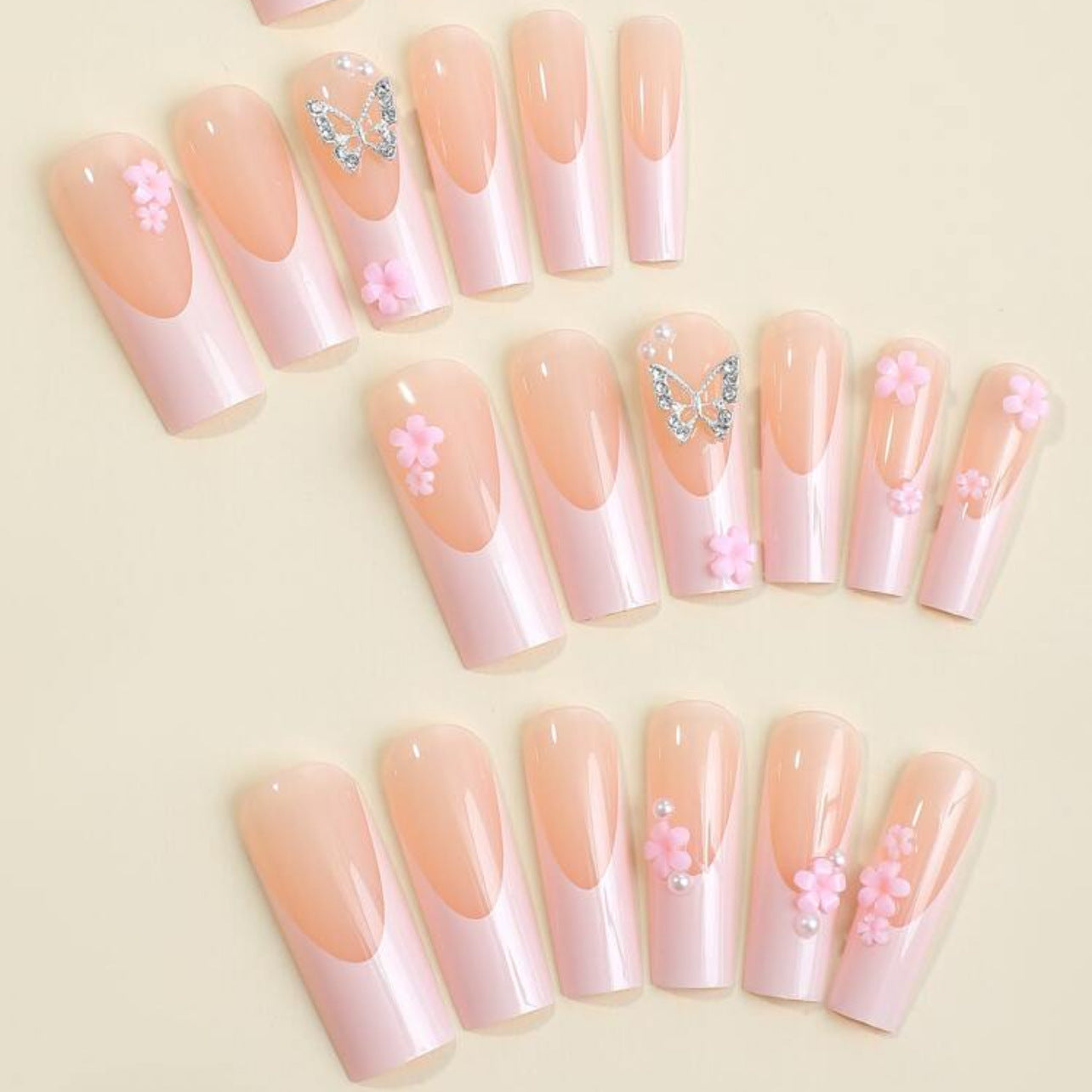 Kunstnagelset mit romantischen Schmetterlings- und Blütenverzierungen Brehn