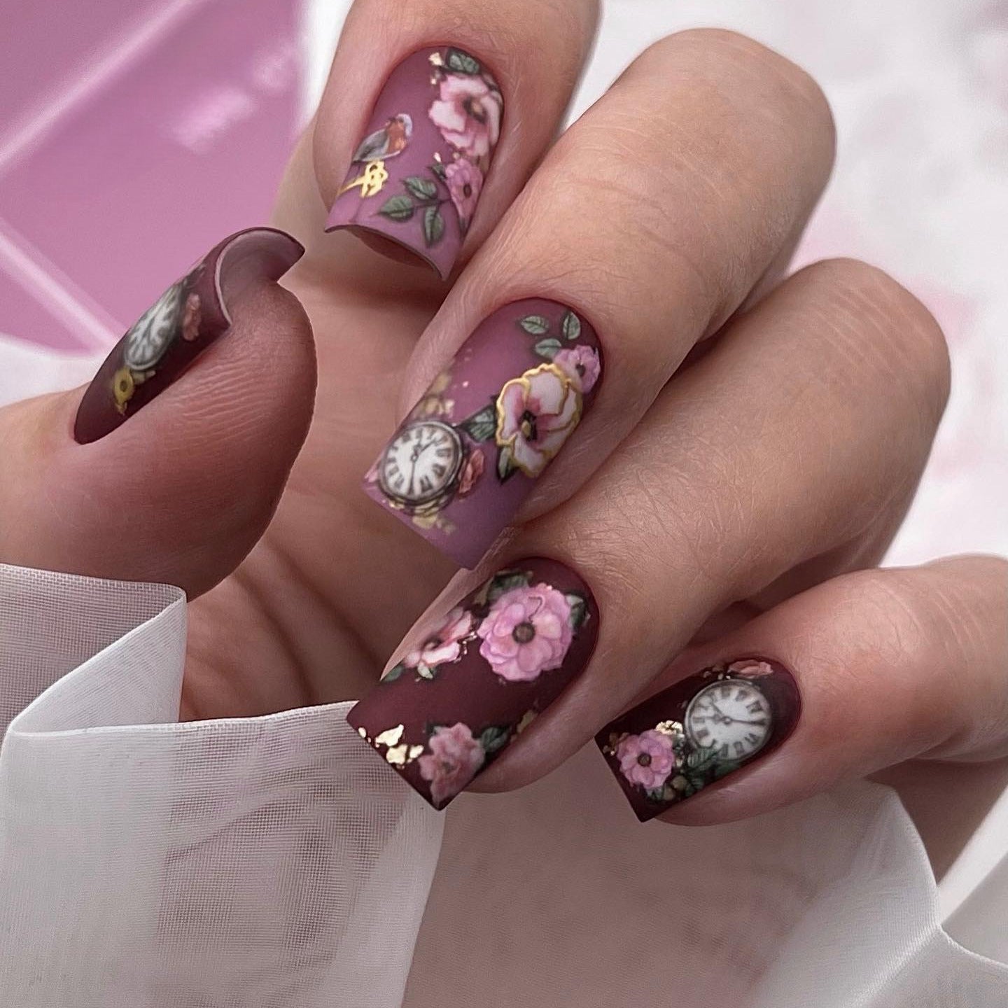 Kunstnägel mit floralen Design und detailreichen Uhrenmotiven Brehn