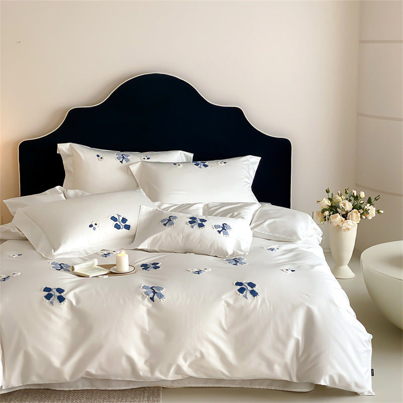 Bestickte Baumwollsatin-Bettwäsche-Garnitur mit dezenten blauen Blumenmotiven