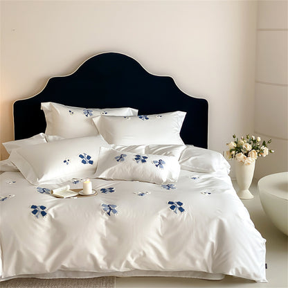 Bestickte Baumwollsatin-Bettwäsche-Garnitur mit dezenten blauen Blumenmotiven