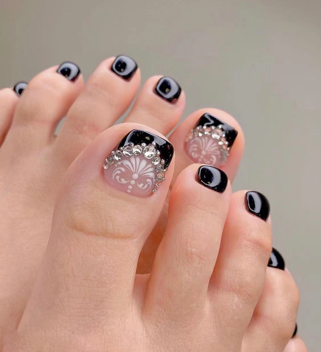 Kunstvolle Fußnagelkunst mit Glitzer- und geometrischen Akzenten Brehn