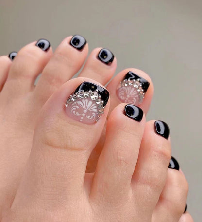 Kunstvolle Fußnagelkunst mit Glitzer- und geometrischen Akzenten Brehn