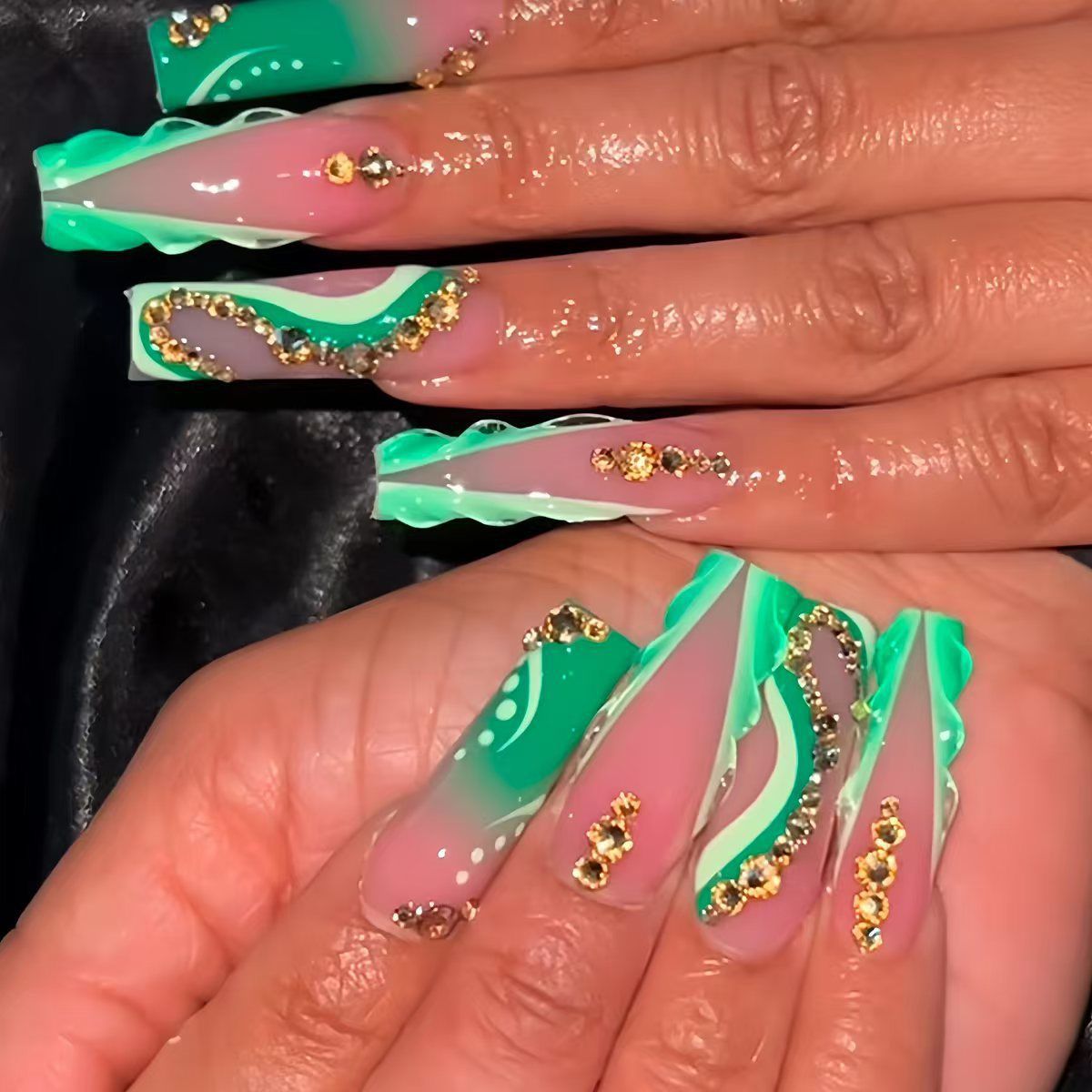 Dekoratives Press-On Nagelkunstset mit Strassakzenten Brehn