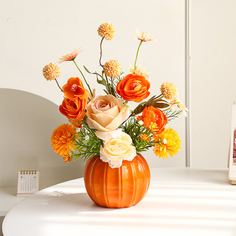 Lebensechte Blumenarrangement in dekorativer Keramikvase