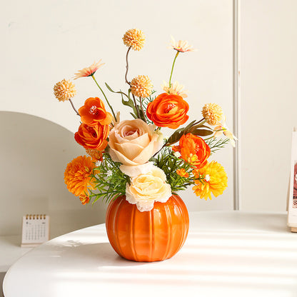 Lebensechte Blumenarrangement in dekorativer Keramikvase