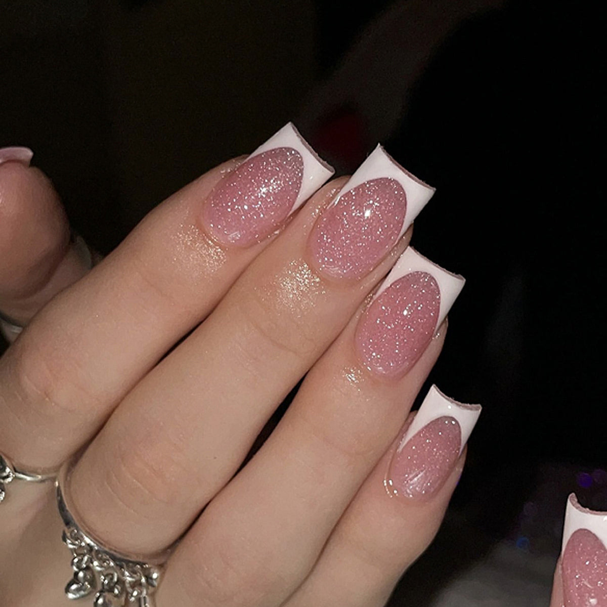 Kunstvolle Nagelverzierungen mit Glitzer und French-Tip Brehn