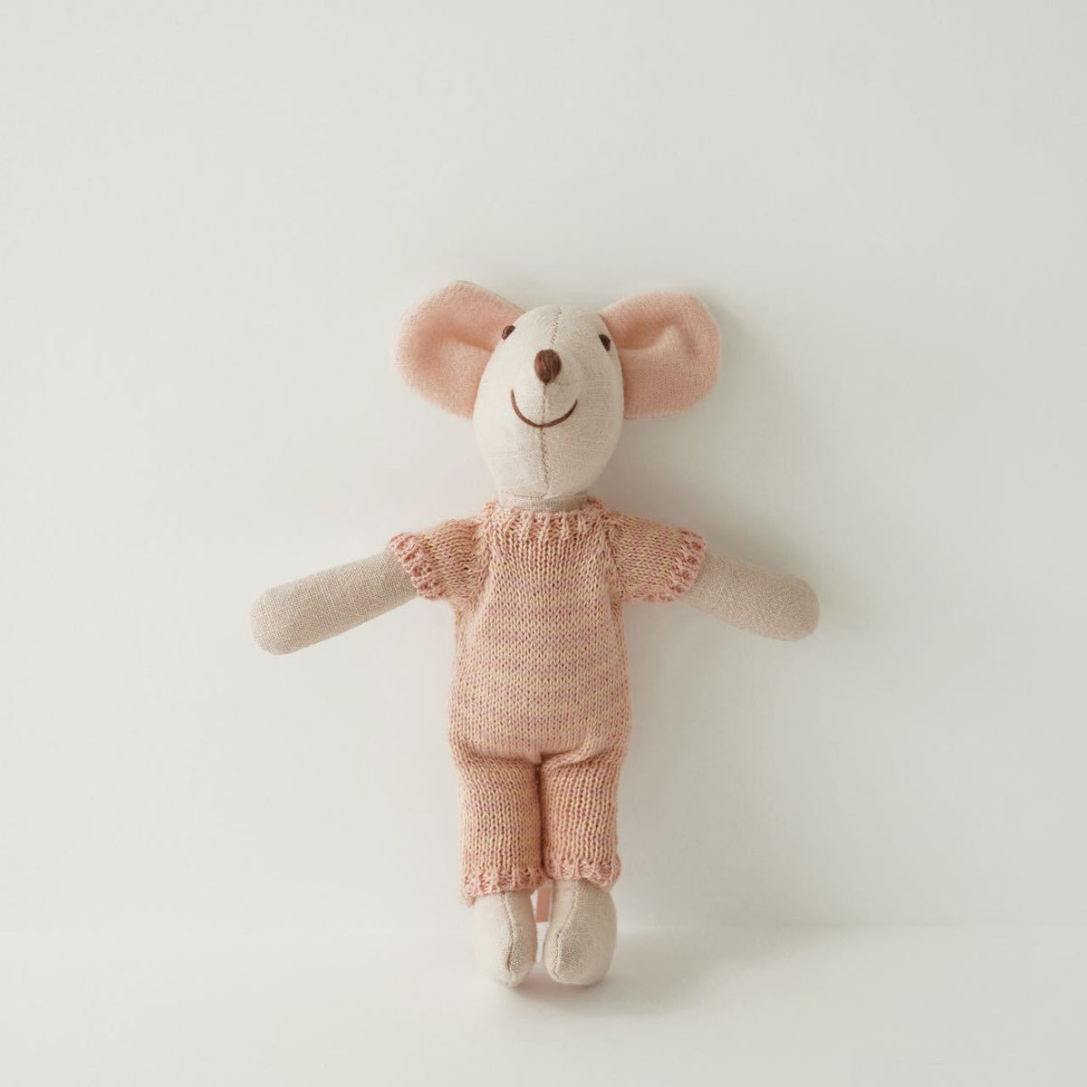 Handgefertigte Maus Plüschpuppe mit gestricktem Herzpullover, Pom-Pom-Mütze und Gingham-Hose