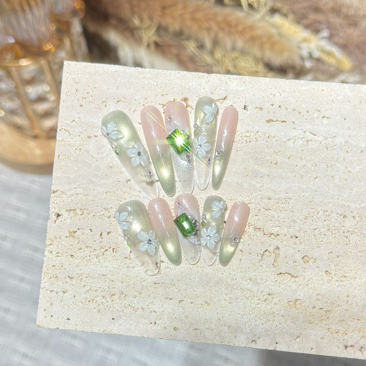 Florales Edelstein Stiletto Nagelset Brehn
