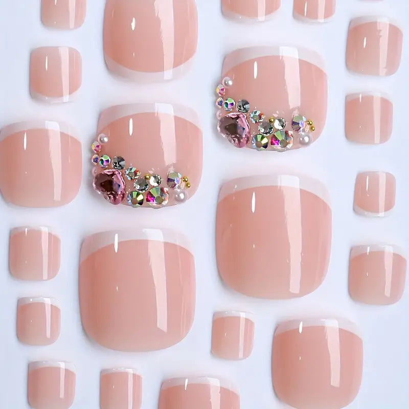 Kunstnagelset mit eleganter französischer Spitze und glamourösen Kristallverzierungen Brehn