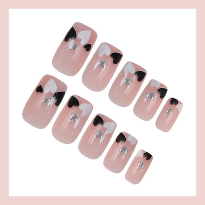 Kreatives Kunstnagelset mit romantischen Herzdesigns Brehn