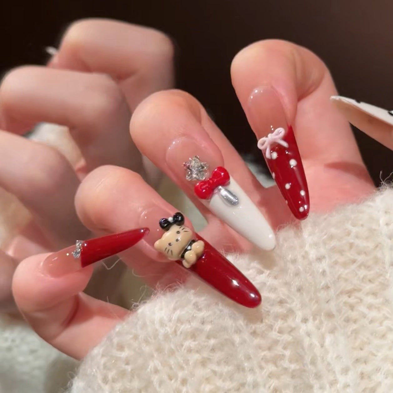 Künstlerisches Press-On-Nagelset mit Feiertagsdesigns Brehn