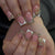 Kunstnagelset mit luxuriösen Glitzer- und Floralverzierungen Brehn