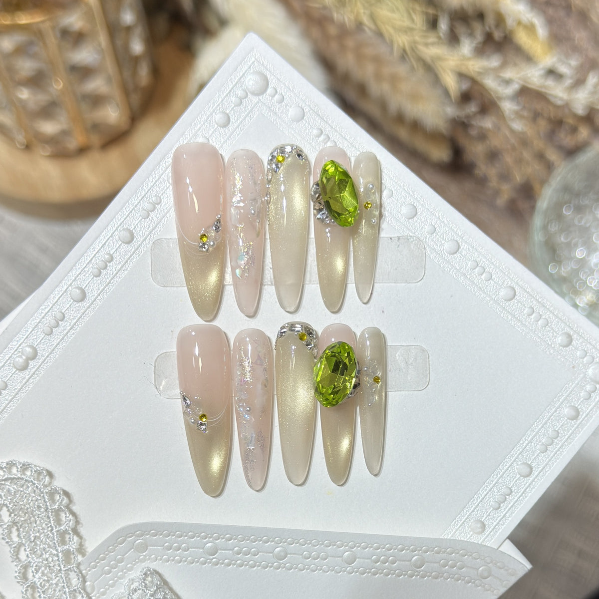 Chic dekorative Stiletto Press-On Nägel mit Edelsteinakzenten Brehn