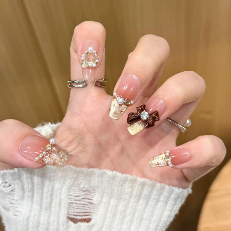 Kunstnagelset mit eleganten Applikationen Brehn