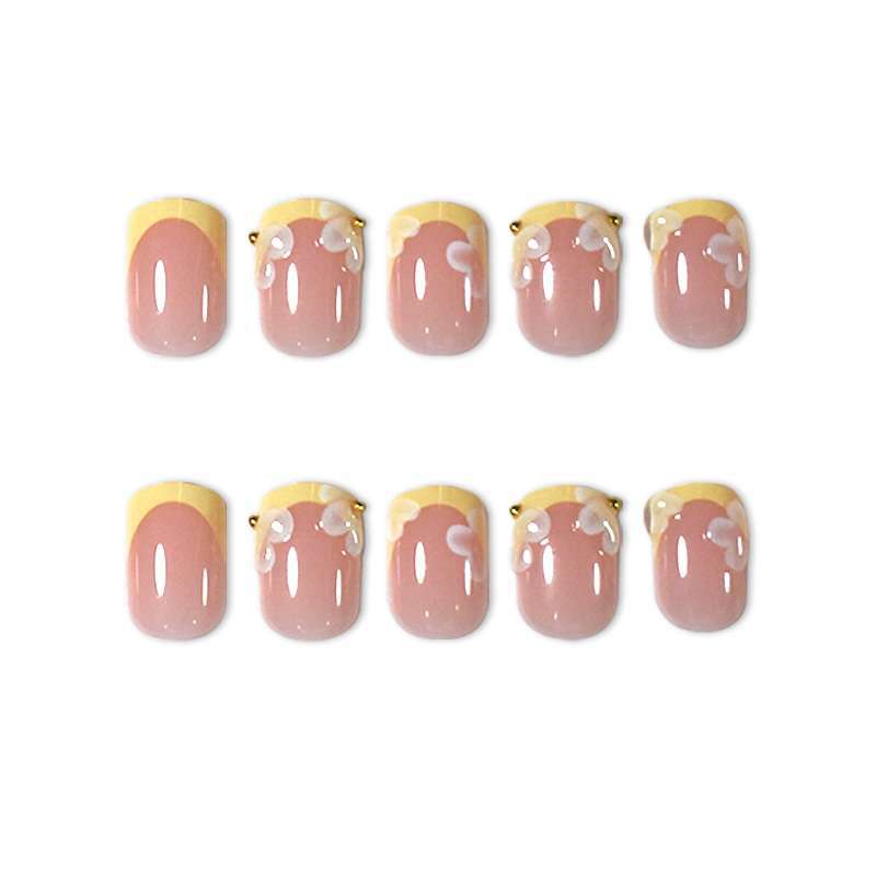 Dekoratives Press-On Nagelkunstset mit floralen Akzenten Brehn