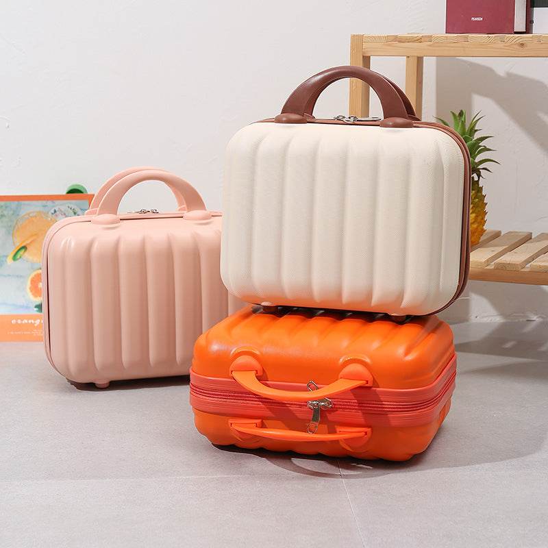 kompakte Hartschalen-Reise-Beauty-Case mit geformter, gerippter Außenseite, gepolsterten Organizer-Panels und Doppelschloss-Reißverschluss Brehn
