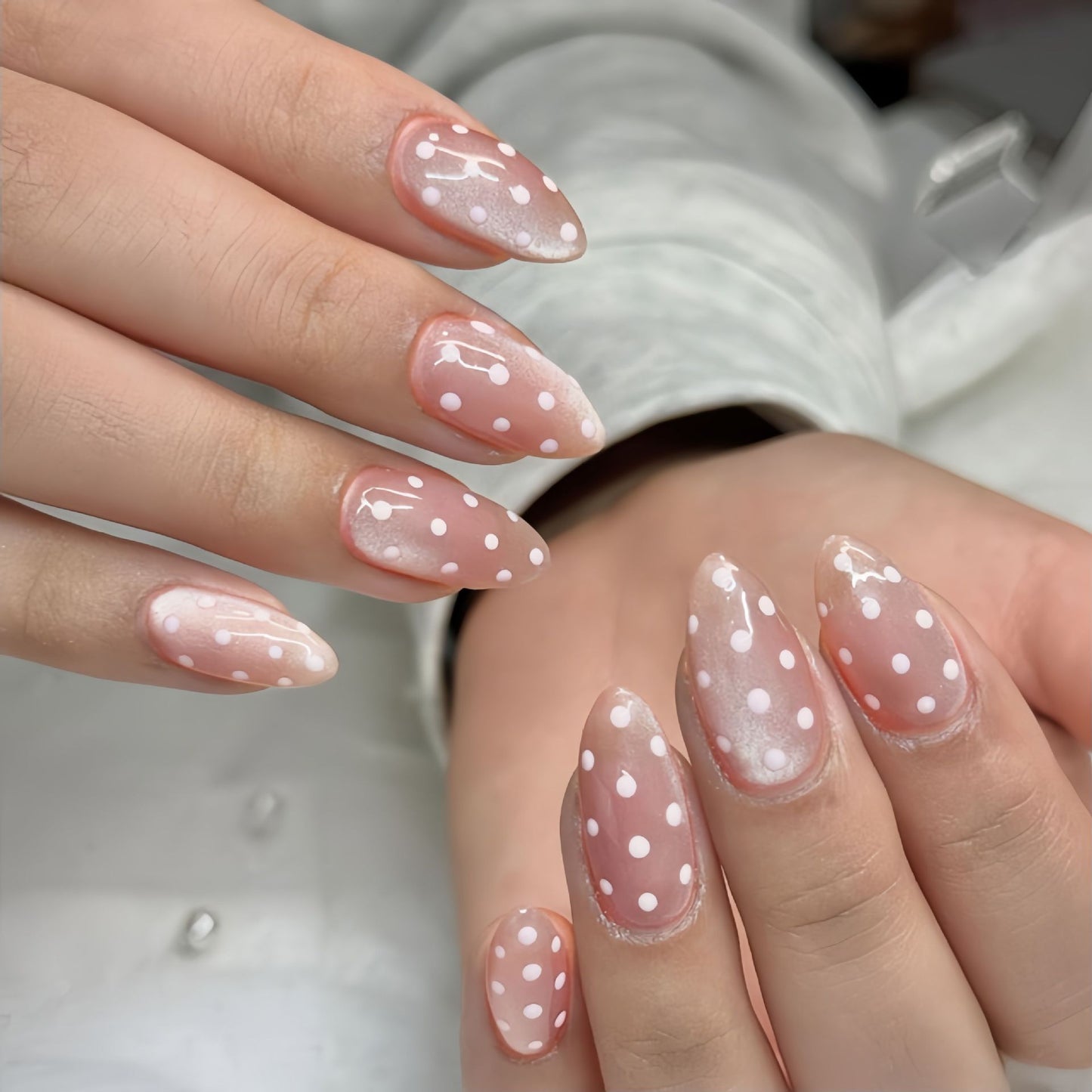 Künstlerisches mandelförmiges Press-On Nagelset mit verspieltem Punktdesign Brehn