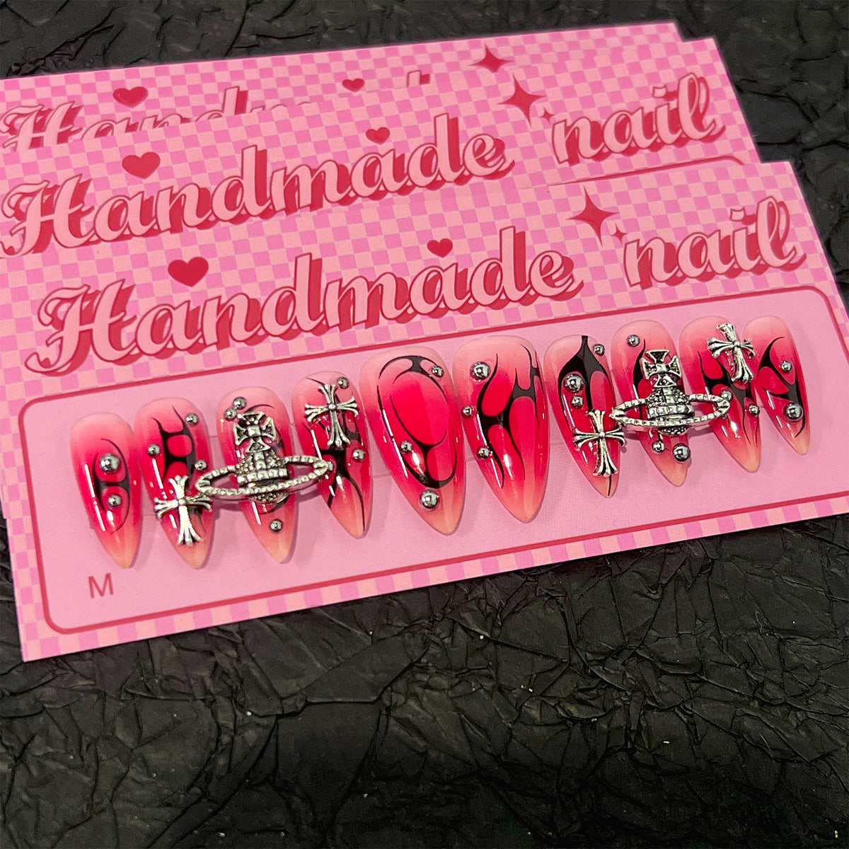 Kunstvolle Kunstnägel mit einzigartigen Designs und Glitzerakzenten Brehn