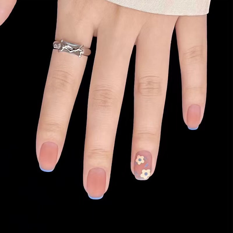 Kreatives Nageldesign mit floralen Akzenten Brehn