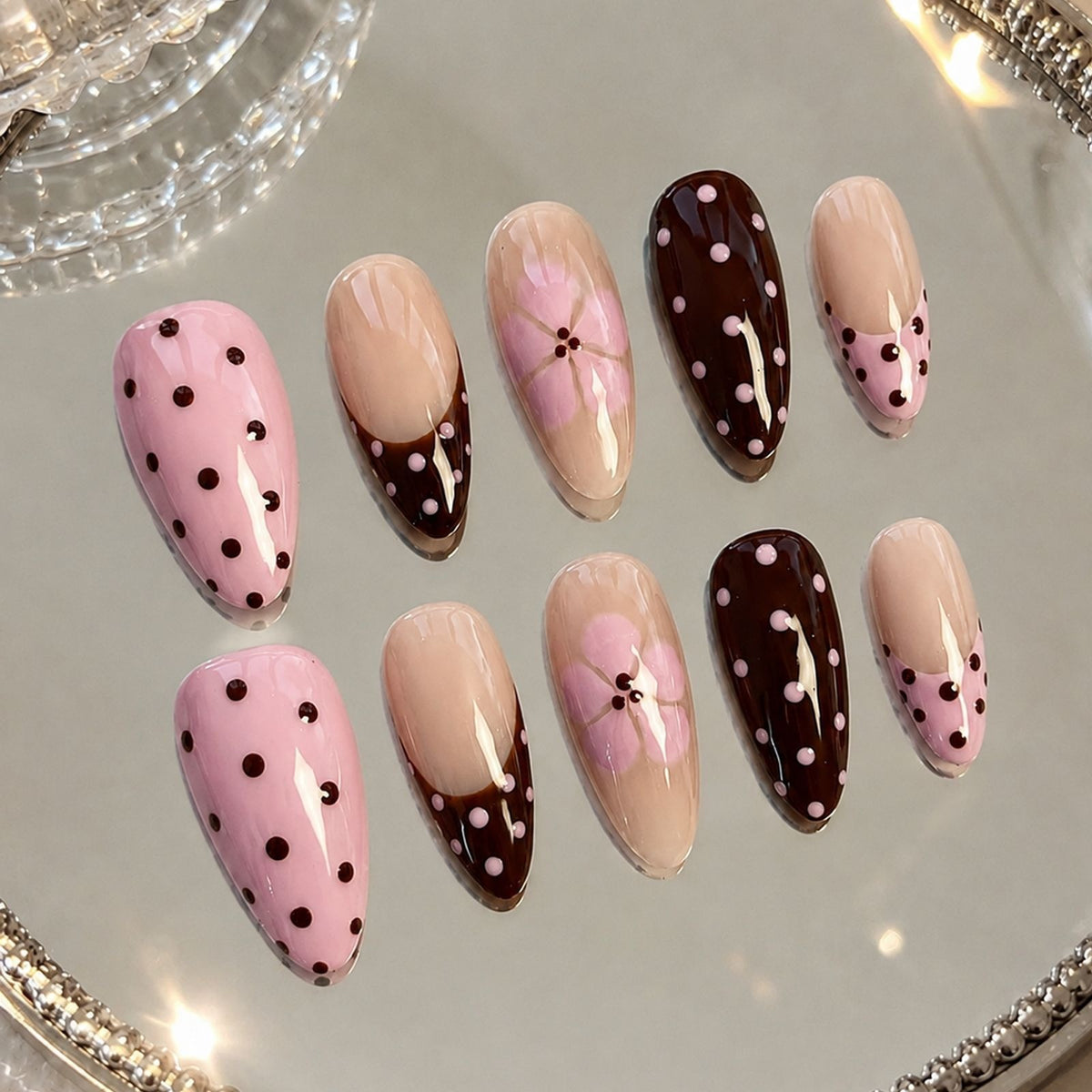 Kunstnagelset mit verspielten Punkten und floralen Akzenten Brehn