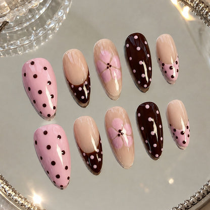 Kunstnagelset mit verspielten Punkten und floralen Akzenten Brehn