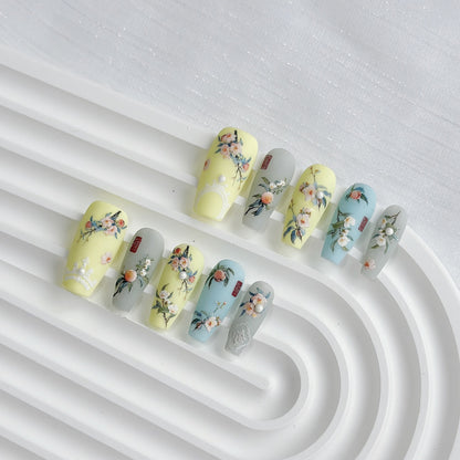 Künstlerisches Press-On Nagelkunstset mit Herz- und himmlischen Designs