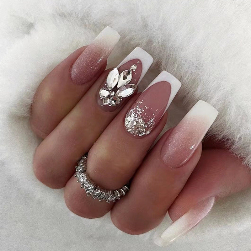 Kunstvolle Nagelkunst mit Glitzer- und Schmuckdetails Brehn