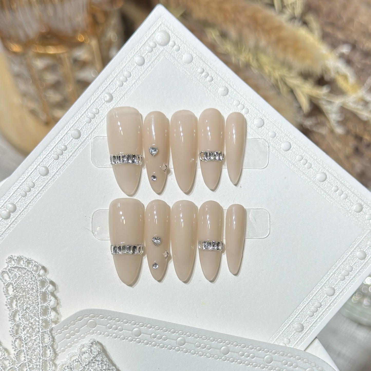 Elegantes Stiletto Press-On Nagelset mit Diamantakzenten Brehn