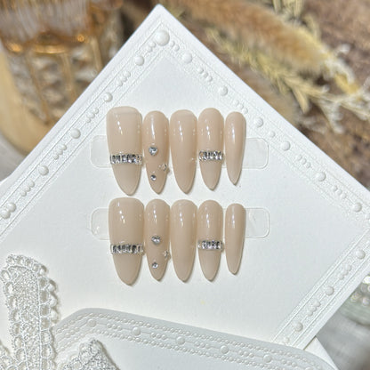 Elegantes Stiletto Press-On Nagelset mit Diamantakzenten Brehn