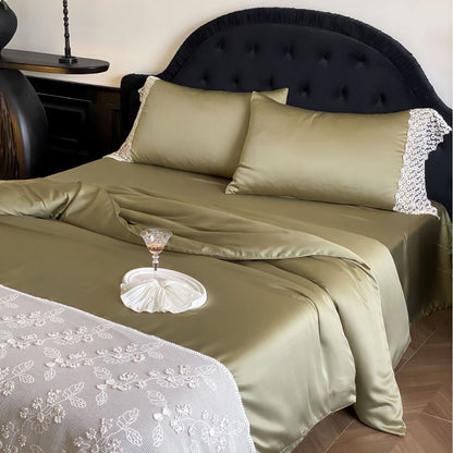 Seidiges Satin-Bettwäsche-Set mit Spitzen‑Kissenbezug und bestickter Tagesdecke