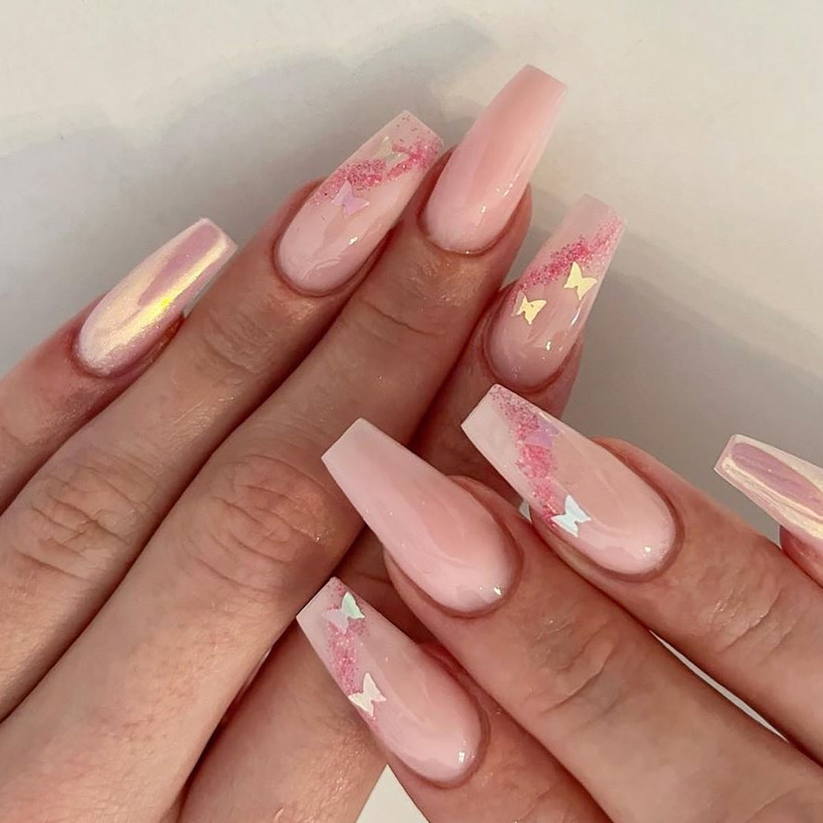 Kunstvolle Gel-Nägel mit elegantem Floral-Design und Glitzerakzenten Brehn