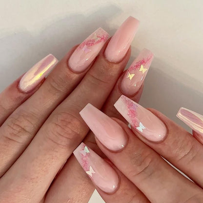 Kunstvolle Gel-Nägel mit elegantem Floral-Design und Glitzerakzenten Brehn