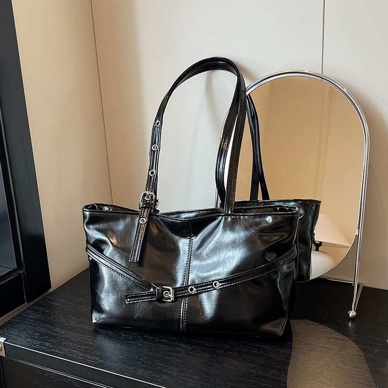 Stylische Handtasche aus Kunstleder