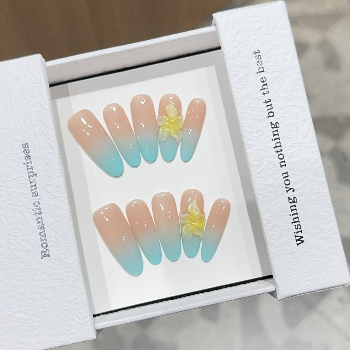 Kunstnägel mit Zauberhaftem Ombre-Effekt und Floralen Akzenten Brehn