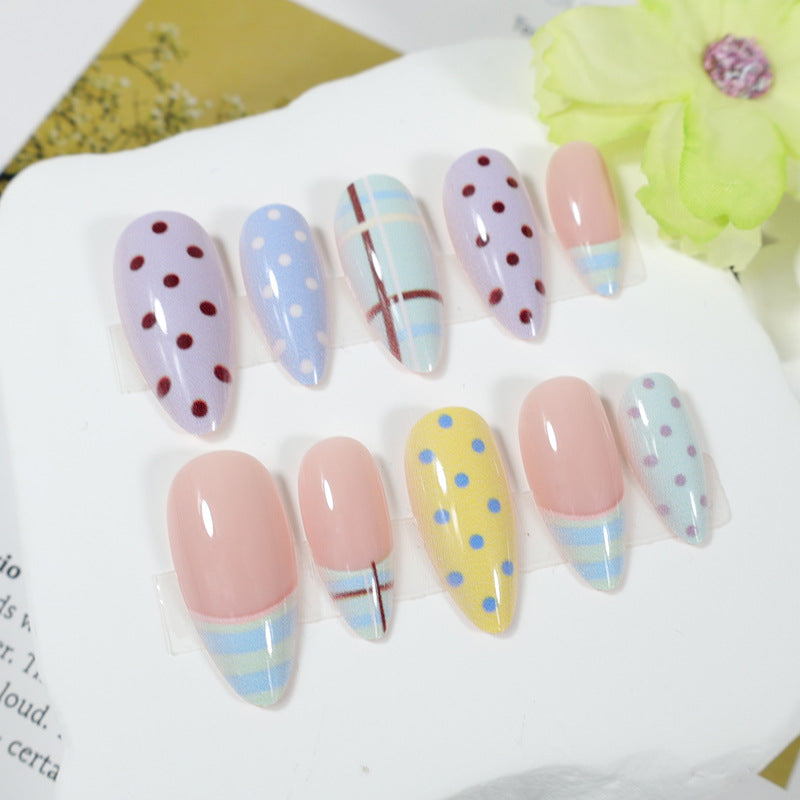 Kunstnagelset mit bunten Mustern Brehn