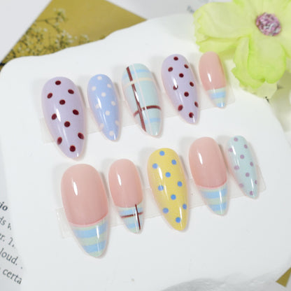 Kunstnagelset mit bunten Mustern Brehn