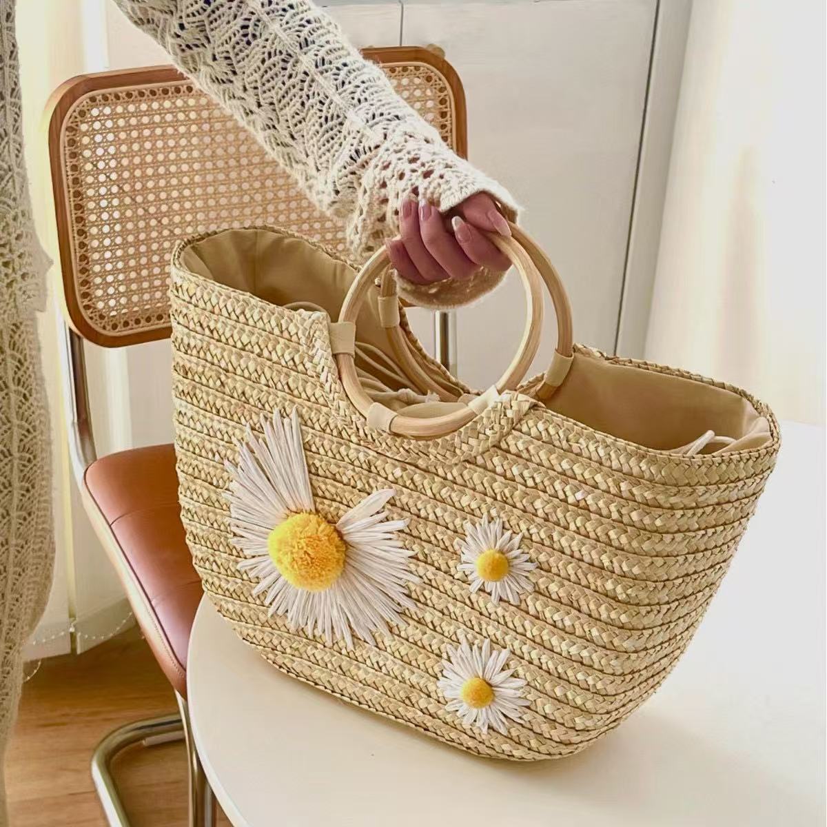 Stilvolle Basttasche mit Floralen Akzenten Brehn