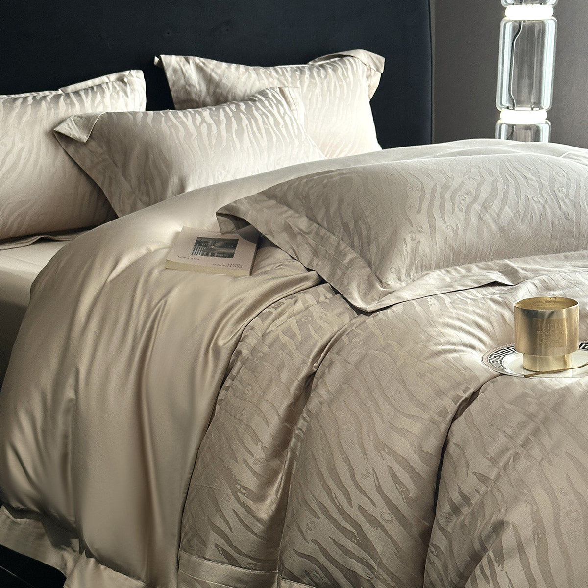 Umkehrbare strukturierte Sateen-Jacquard Bettbezugset mit Satin Saum und Kissenbezügen
