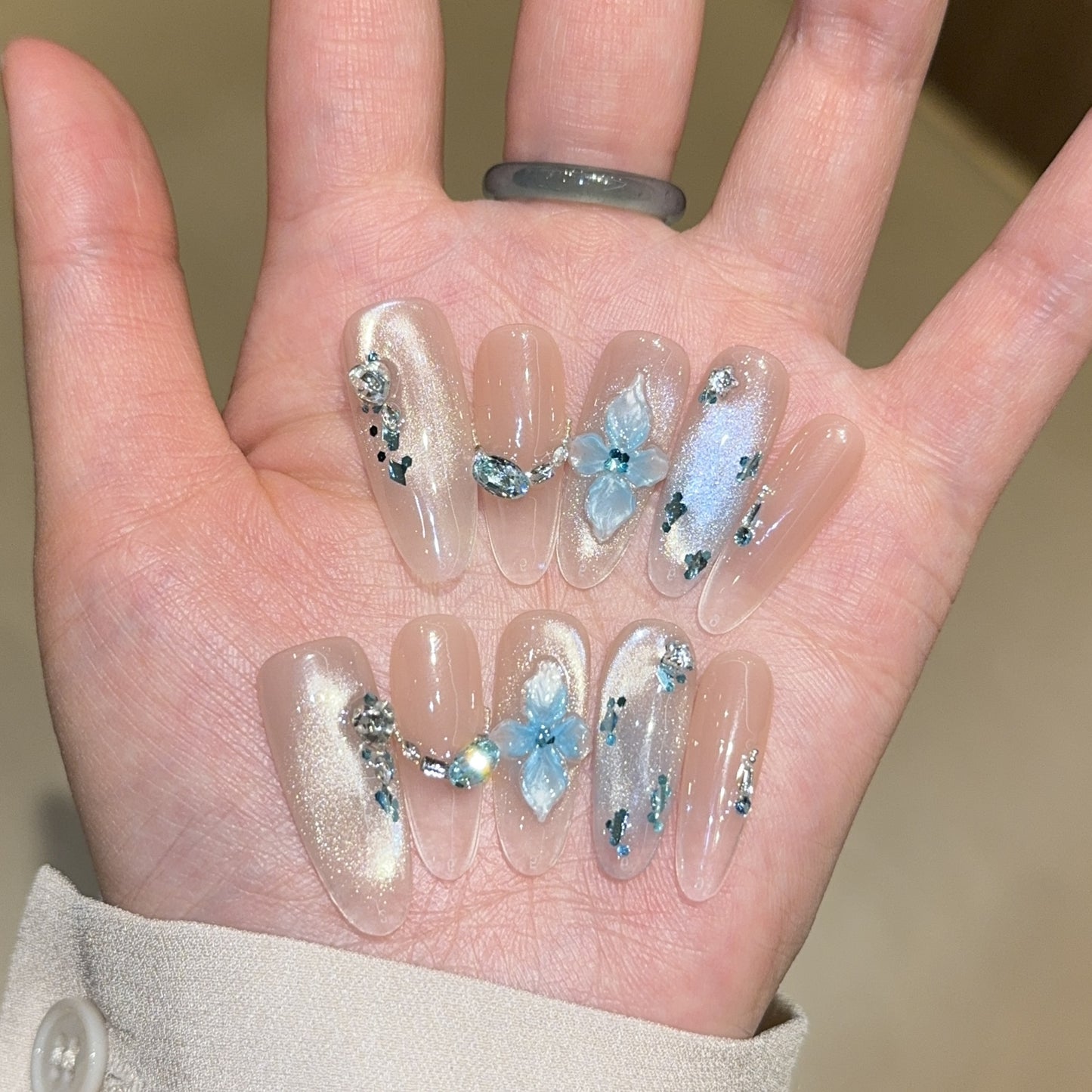 Kunstnägel mit Einzigartigem Blumigen Design und Glitzerakzenten Brehn