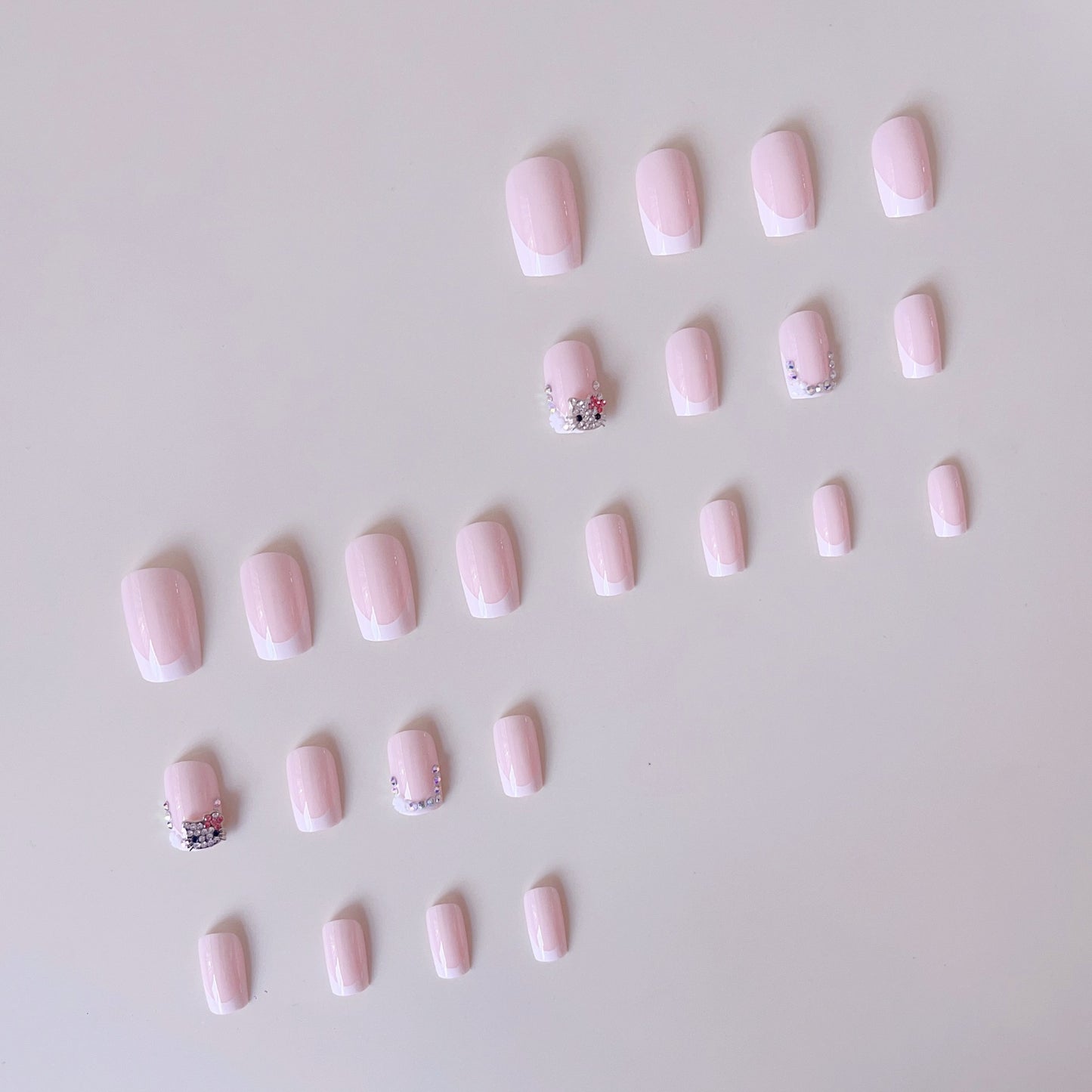 Kunstnagelset mit stilvollen Strassverzierungen Brehn